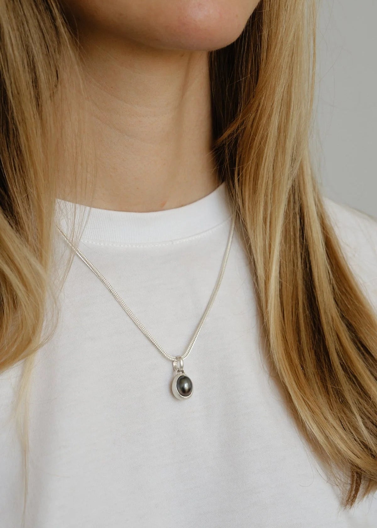 person wearing dunton ellerkamp sterling silver jewelry Tahitian Pearl Pendant Necklace foxtail chain