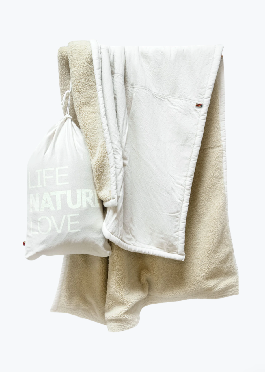 Freecity_x_Commune_Cream_Sherpa_Blanket_2.png