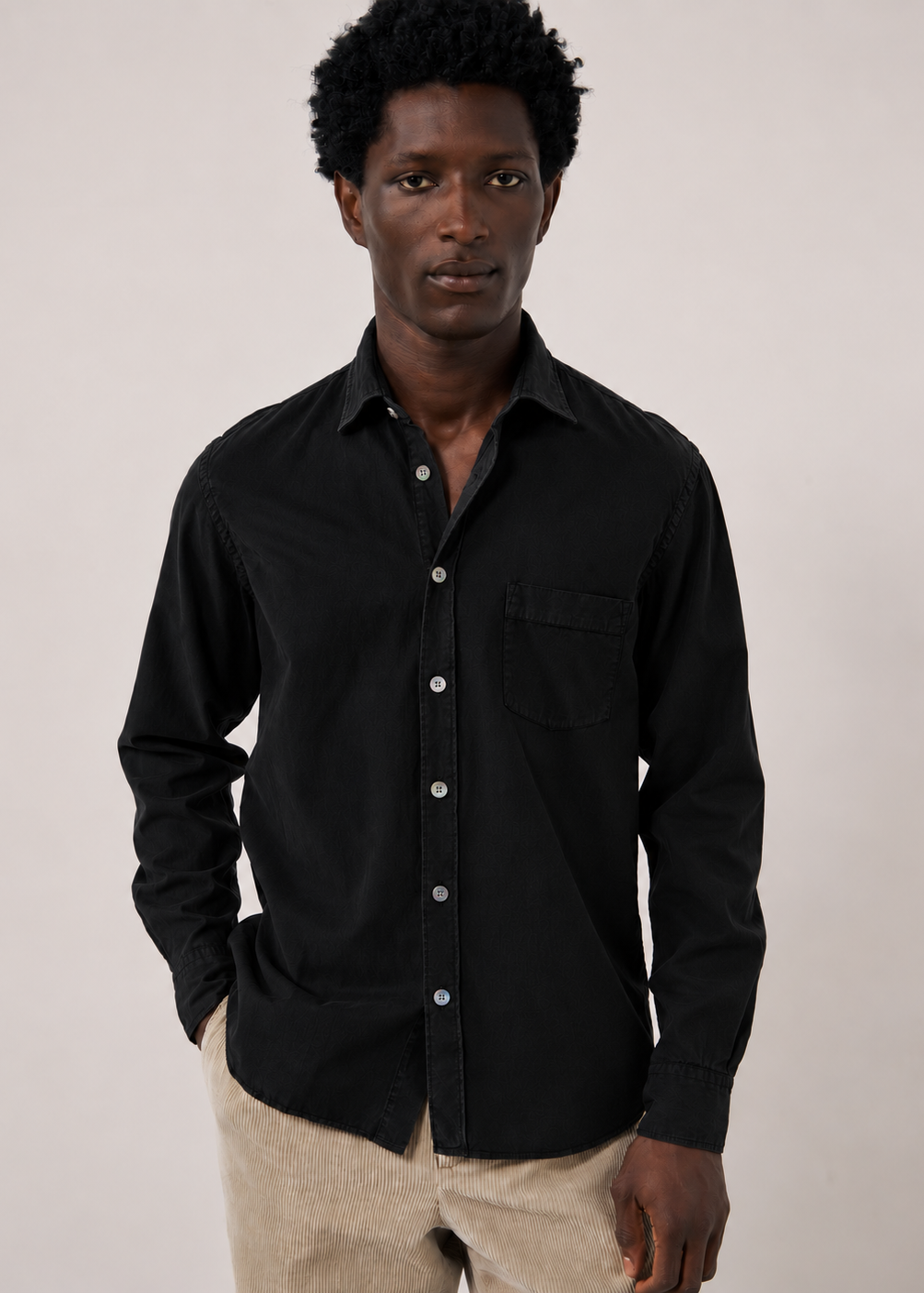PERSON WEARING HARTFORD MENS Paul Pat TENCEL COTTON LINEN Shirt in Carbon BLACK