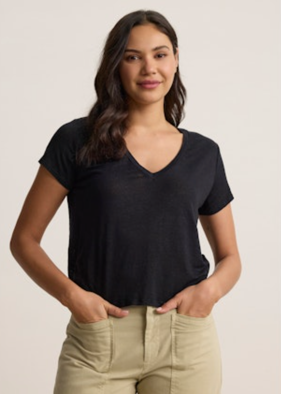 Amber Linen Knit V-Neck Tee in Black