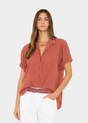 PERson wearing XIRENA WOMENS COTTON Channing Shirt in Cinnabar