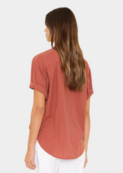 person wearing XIRENA WOMENS COTTON Channing Shirt in Cinnabar