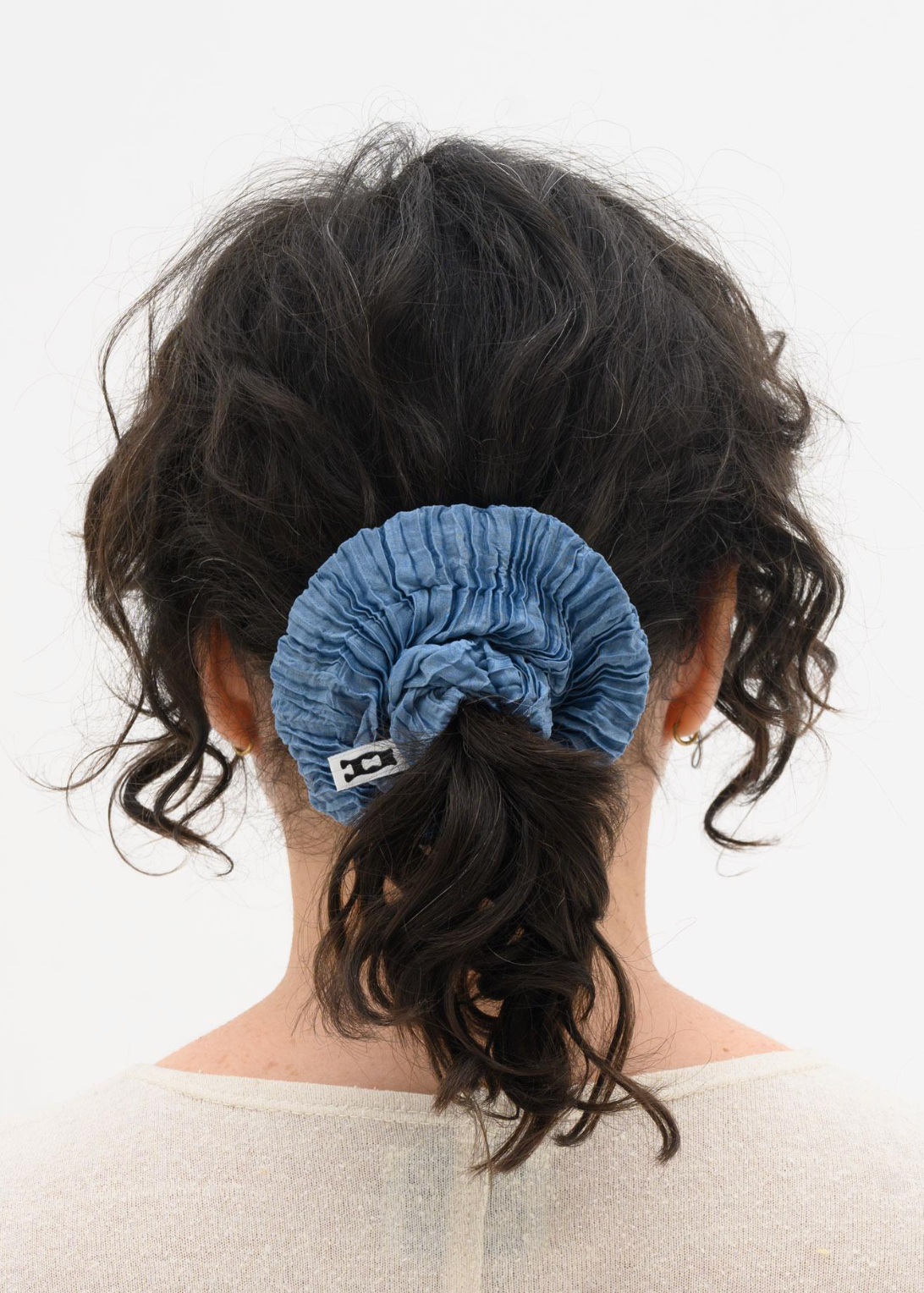 person wearing azur world womens Plissé Silk Scrunchie in light Indigo