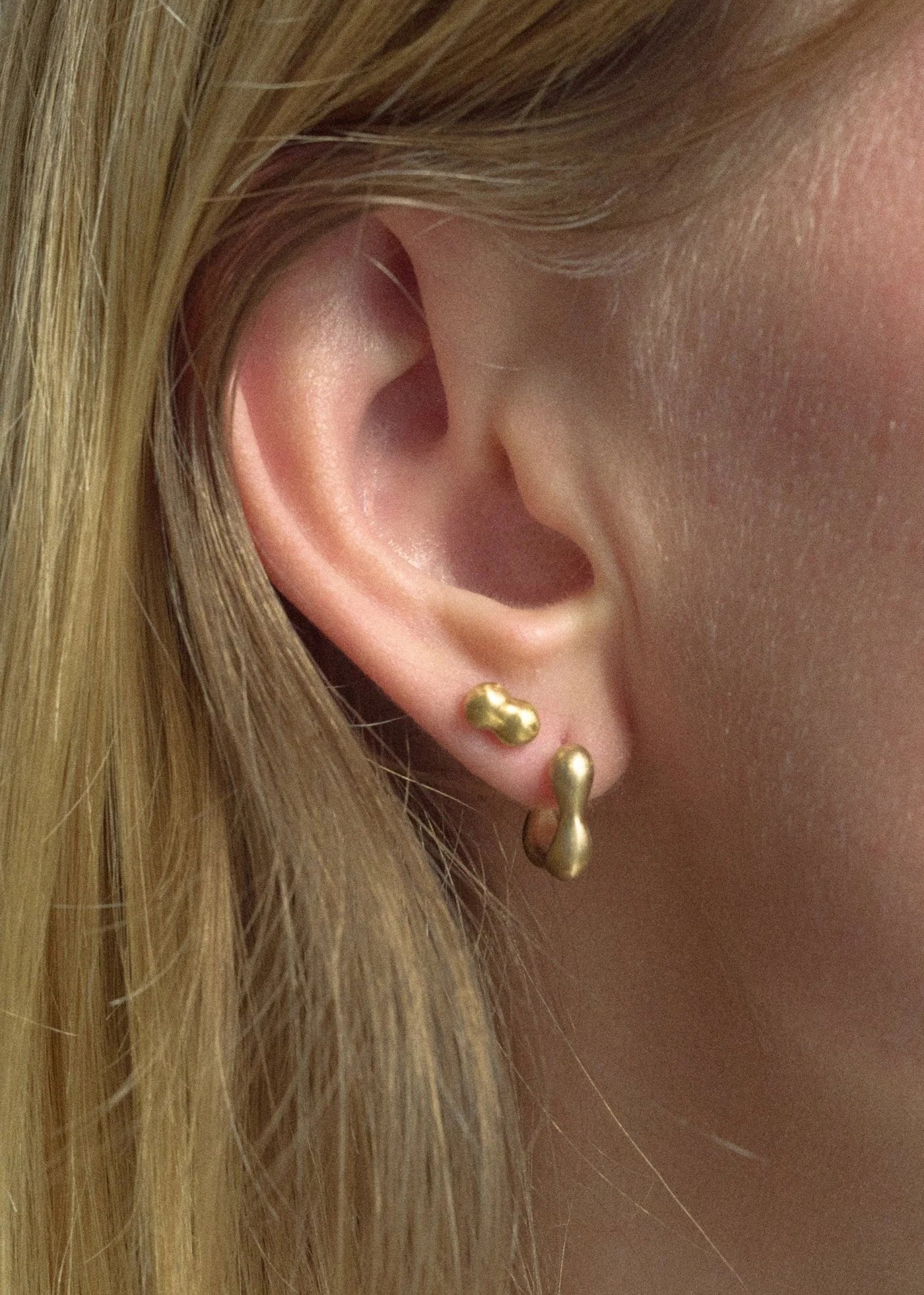 person wearing dunton ellerkamp fine jewelry 18k yellow gold Owen Earrings