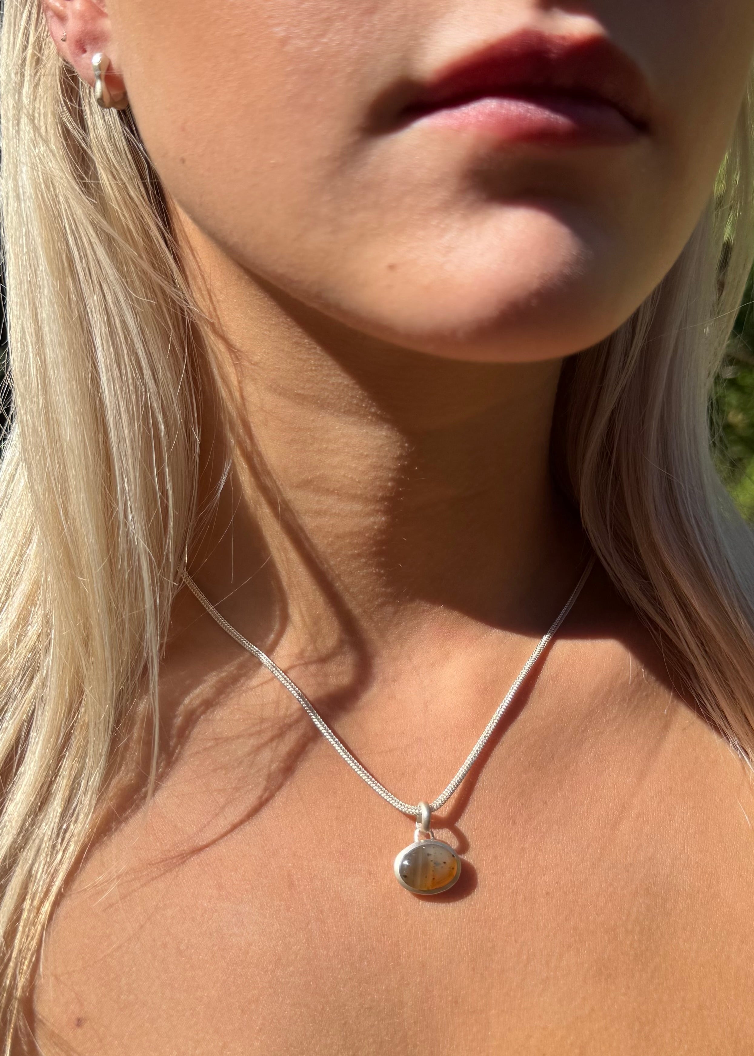 person wearing dunton ellerkamp jewelry Large Montana Agate Pendant Necklace silver foxtail chain