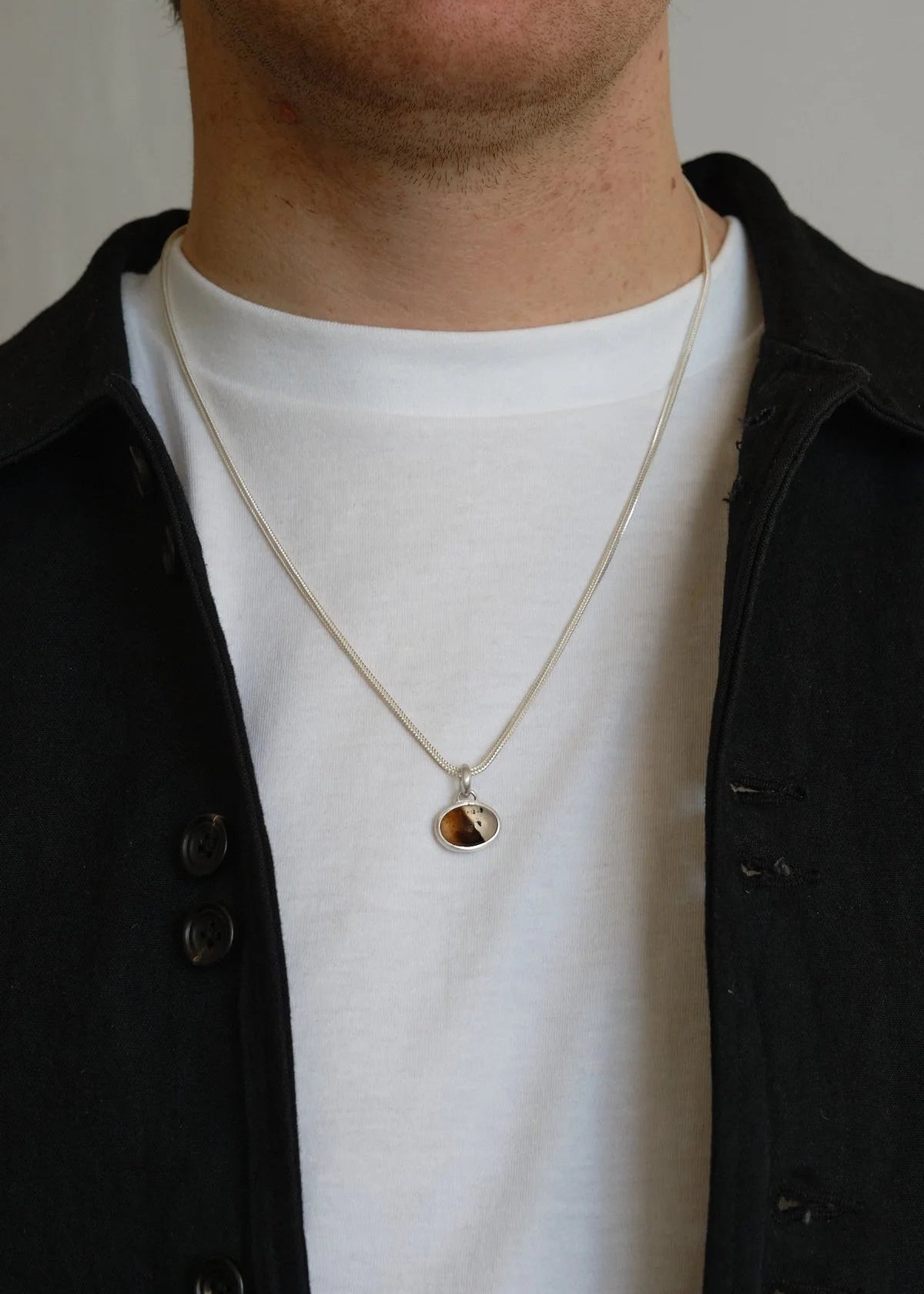 person wearing dunton ellerkamp jewelry Large Montana Agate Pendant Necklace silver foxtail chain