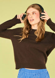 person wearing jumper1234 womens Cashmere Crop Crew in pluto Dark Brown