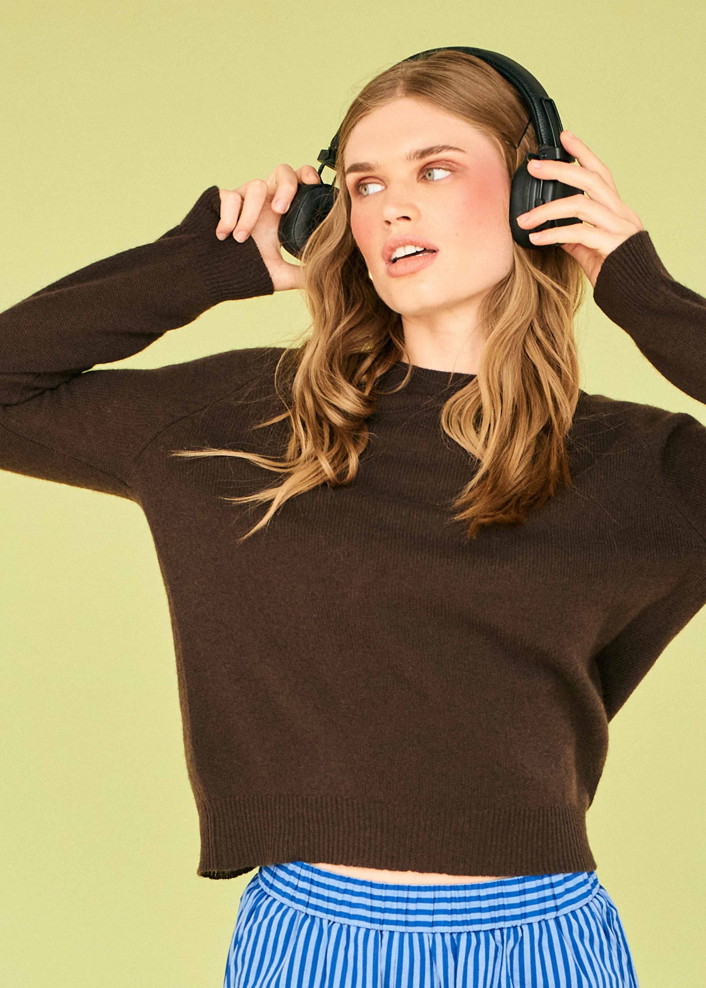 person wearing jumper1234 womens Cashmere Crop Crew in pluto Dark Brown